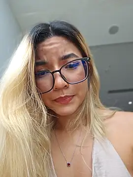 Pretty roxxyy online show from May 4, 3:59 pm
