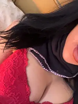 QueenLujaine online show from April 3, 9:05 am