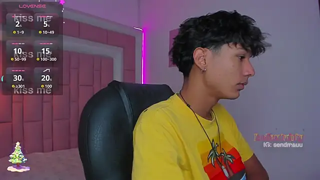 OliverTwinky online show from December 3, 1:32 pm