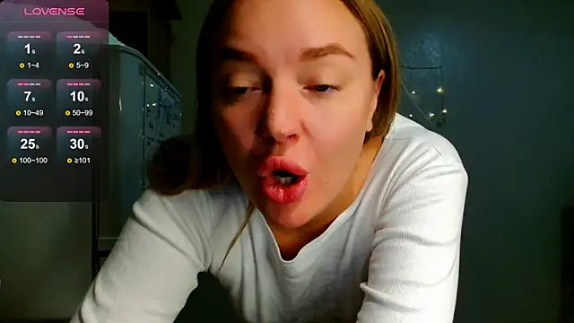 Snapshot of Eva___forever chatting on December 5, 2:10 am Eva forever online show from December 5, 2:10 am