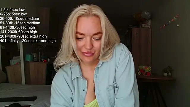 Snapshot of Eva___forever chatting on June 6, 3:01 am Eva forever online show from June 6, 3:01 am