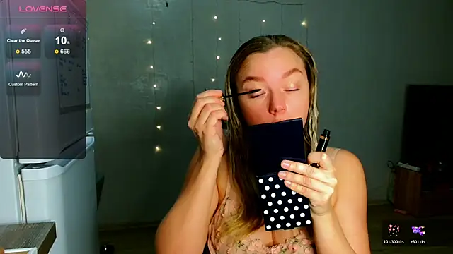 Snapshot of Eva___forever chatting on December 4, 2:21 am Eva forever online show from December 4, 2:21 am