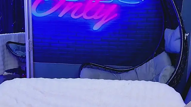 AlessiaCroft online show from April 2, 4:08 am