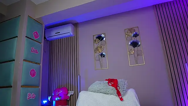 SabrinaJade online show from April 8, 7:32 am