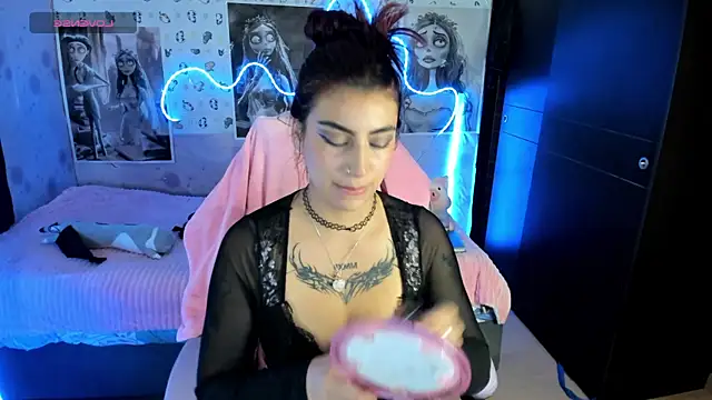 Snapshot of Medussa_katt chatting on July 6, 9:39 pm Medussa katt online show from July 6, 9:39 pm