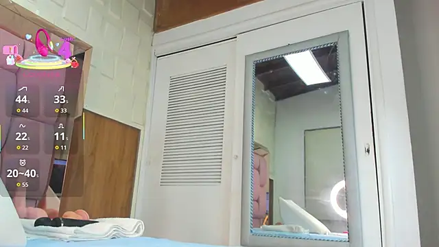 sophiaarenas online show from May 4, 11:24 am