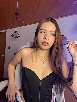 Snapshot of Cristina_pinkk chatting on May 16, 2:32 am Cristina pinkk online show from May 16, 2:32 am