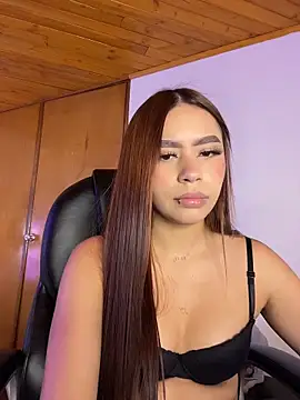 Snapshot of Cristina_pinkk chatting on May 6, 3:21 am Cristina pinkk online show from May 6, 3:21 am