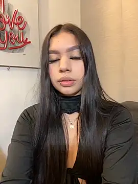 Snapshot of Cristina_pinkk chatting on November 6, 3:32 am Cristina pinkk online show from November 6, 3:32 am