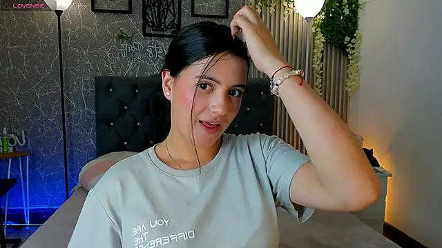 Snapshot of mialeia01 chatting on February 5, 7:43 pm mialeia01 online show from February 5, 7:43 pm