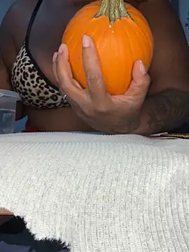 Snapshot of RoyalQueen2u chatting on September 24, 12:29 am RoyalQueen2u online show from September 24, 12:29 am