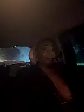 Snapshot of RoyalQueen2u chatting on November 29, 1:17 am RoyalQueen2u online show from November 29, 1:17 am