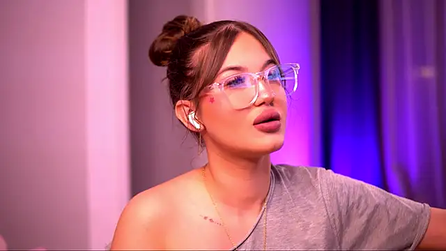 Snapshot of AryaDeluna chatting on September 19, 5:28 pm AryaDeluna online show from September 19, 5:28 pm