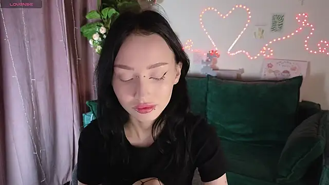  holly berry  online show from October 5, 1:40 am