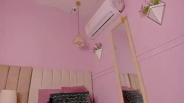  lucia 18 online show from October 28, 6:40 pm