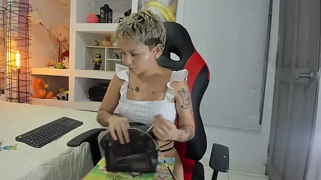 Snapshot of angels_petite_ chatting on September 11, 2:22 am angels petite online show from September 11, 2:22 am