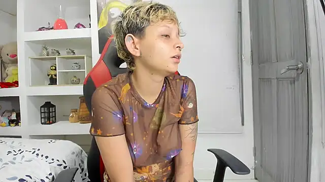 Snapshot of angels_petite_ chatting on October 2, 2:15 am angels petite online show from October 2, 2:15 am