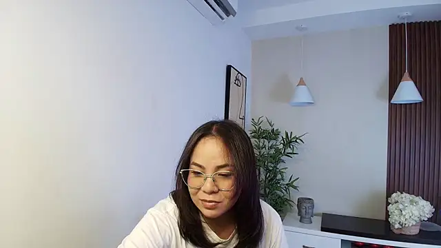  Victoria Collins online show from April 18, 11:45 am