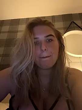 Snapshot of CutieCurvyGirlxo chatting on October 11, 12:00 am CutieCurvyGirlxo online show from October 11, 12:00 am