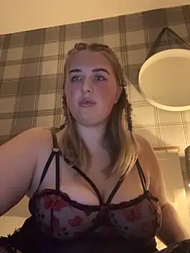 Snapshot of CutieCurvyGirlxo chatting on October 12, 10:11 pm CutieCurvyGirlxo online show from October 12, 10:11 pm