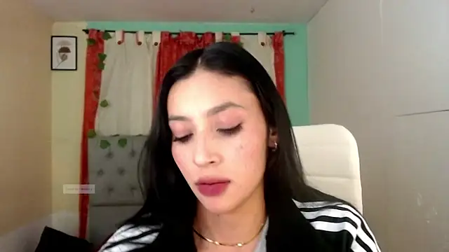 Snapshot of vale_miel chatting on December 18, 1:55 am vale miel online show from December 18, 1:55 am