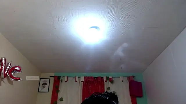 Snapshot of vale_miel chatting on October 16, 9:01 pm vale miel online show from October 16, 9:01 pm