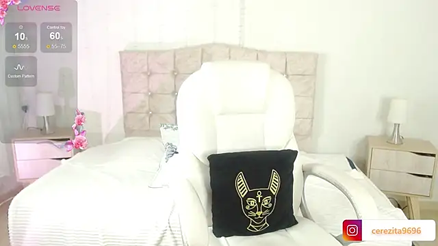 Snapshot of mia_traveluxe chatting on October 4, 2:13 am mia traveluxe online show from October 4, 2:13 am