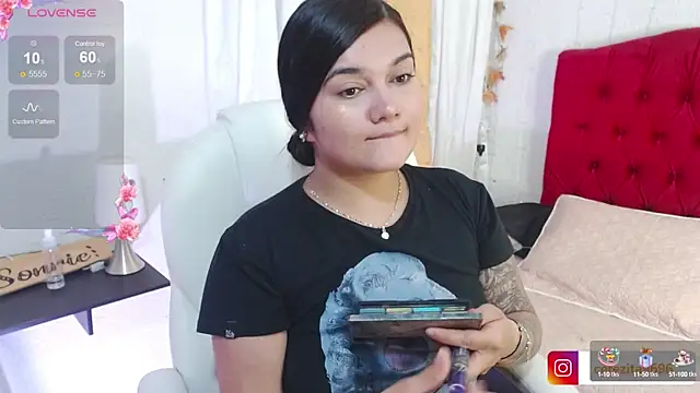 Snapshot of mia_traveluxe chatting on September 24, 1:46 am mia traveluxe online show from September 24, 1:46 am