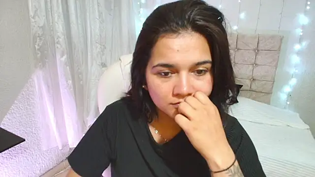 Snapshot of mia_traveluxe chatting on September 26, 2:18 am mia traveluxe online show from September 26, 2:18 am