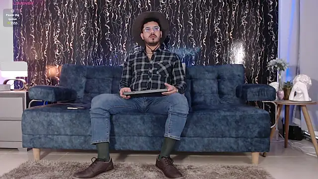 Snapshot of samuelcoopeer chatting on October 28, 1:10 pm samuelcoopeer online show from October 28, 1:10 pm