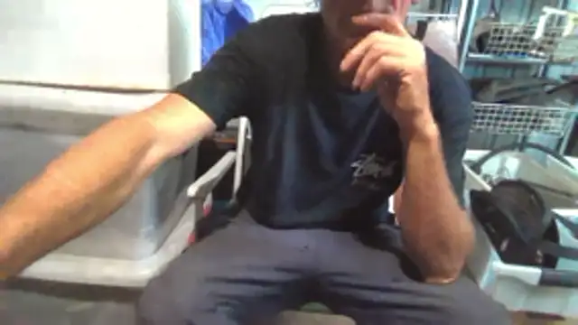 Snapshot of Lovyourpuss chatting on December 17, 6:40 am Lovyourpuss online show from December 17, 6:40 am