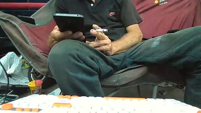 Snapshot of Lovyourpuss chatting on February 10, 3:49 am Lovyourpuss online show from February 10, 3:49 am