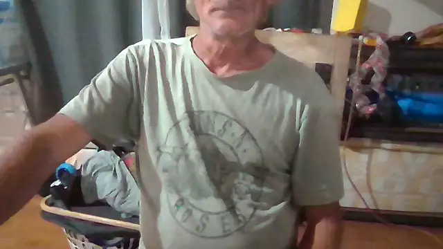 Snapshot of Lovyourpuss chatting on February 23, 9:59 pm Lovyourpuss online show from February 23, 9:59 pm