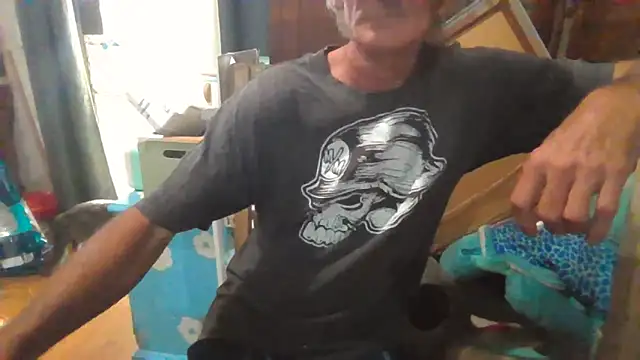 Snapshot of Lovyourpuss chatting on March 1, 10:10 pm Lovyourpuss online show from March 1, 10:10 pm