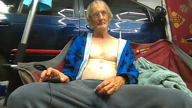 Snapshot of Lovyourpuss chatting on February 14, 2:17 pm Lovyourpuss online show from February 14, 2:17 pm