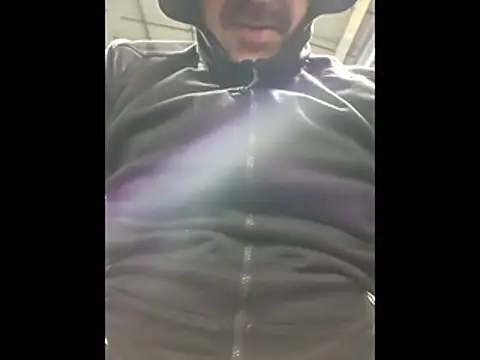 Snapshot of CloudyMuscleBeefy chatting on December 17, 2:05 am CloudyMuscleBeefy online show from December 17, 2:05 am