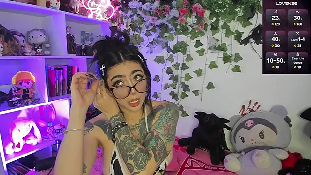 sarahminage  online show from November 18, 9:07 pm