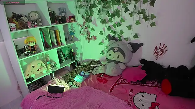 sarahminage  online show from December 5, 5:00 pm