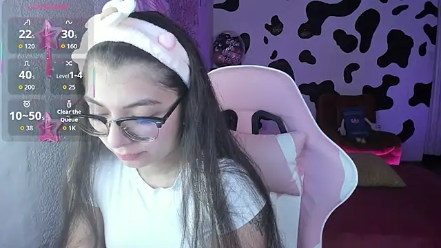 Snapshot of abbie_jensen_ chatting on October 22, 3:06 am abbie jensen online show from October 22, 3:06 am