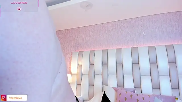 valt  online show from November 18, 8:23 pm