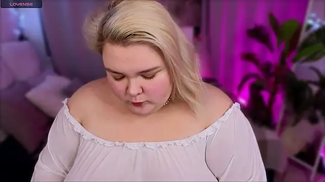 Snapshot of Ellabigbaby chatting on October 19, 5:43 am Ellabigbaby online show from October 19, 5:43 am