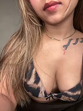 Snapshot of Scarlett_1819 chatting on July 22, 5:37 pm Scarlett 1819 online show from July 22, 5:37 pm
