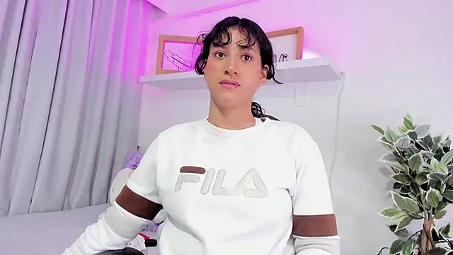 niia7 online show from March 31, 7:38 pm