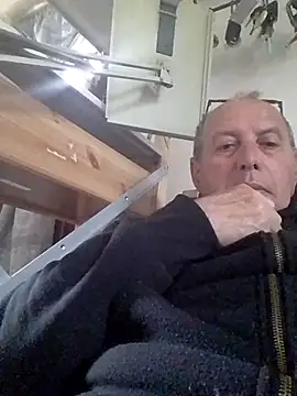 Snapshot of Vince072 chatting on April 12, 4:21 pm Vince072 online show from April 12, 4:21 pm