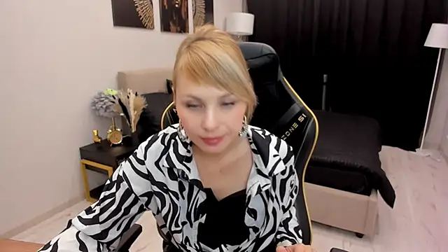 LindaSandy 1 online show from October 13, 6:15 am