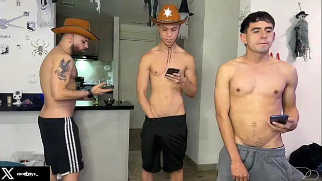 Snapshot of zoneboys chatting on October 4, 12:45 am zoneboys online show from October 4, 12:45 am