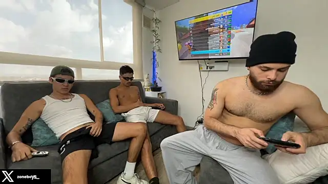 Snapshot of zoneboys chatting on December 20, 9:17 pm zoneboys online show from December 20, 9:17 pm