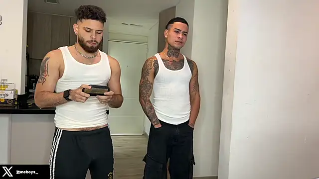 Snapshot of zoneboys chatting on January 15, 4:05 am zoneboys online show from January 15, 4:05 am