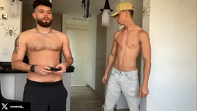 Snapshot of zoneboys chatting on October 4, 10:22 pm zoneboys online show from October 4, 10:22 pm