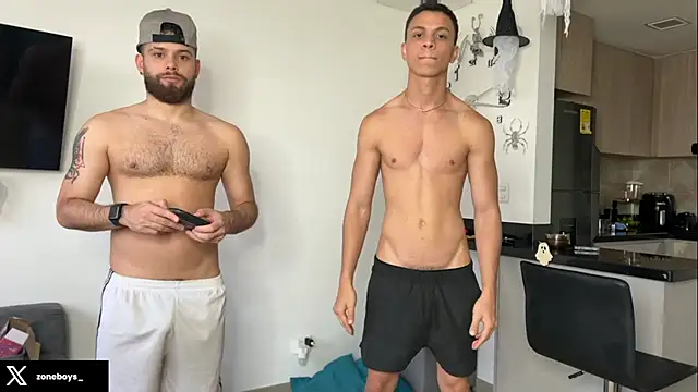 Snapshot of zoneboys chatting on October 10, 9:59 pm zoneboys online show from October 10, 9:59 pm